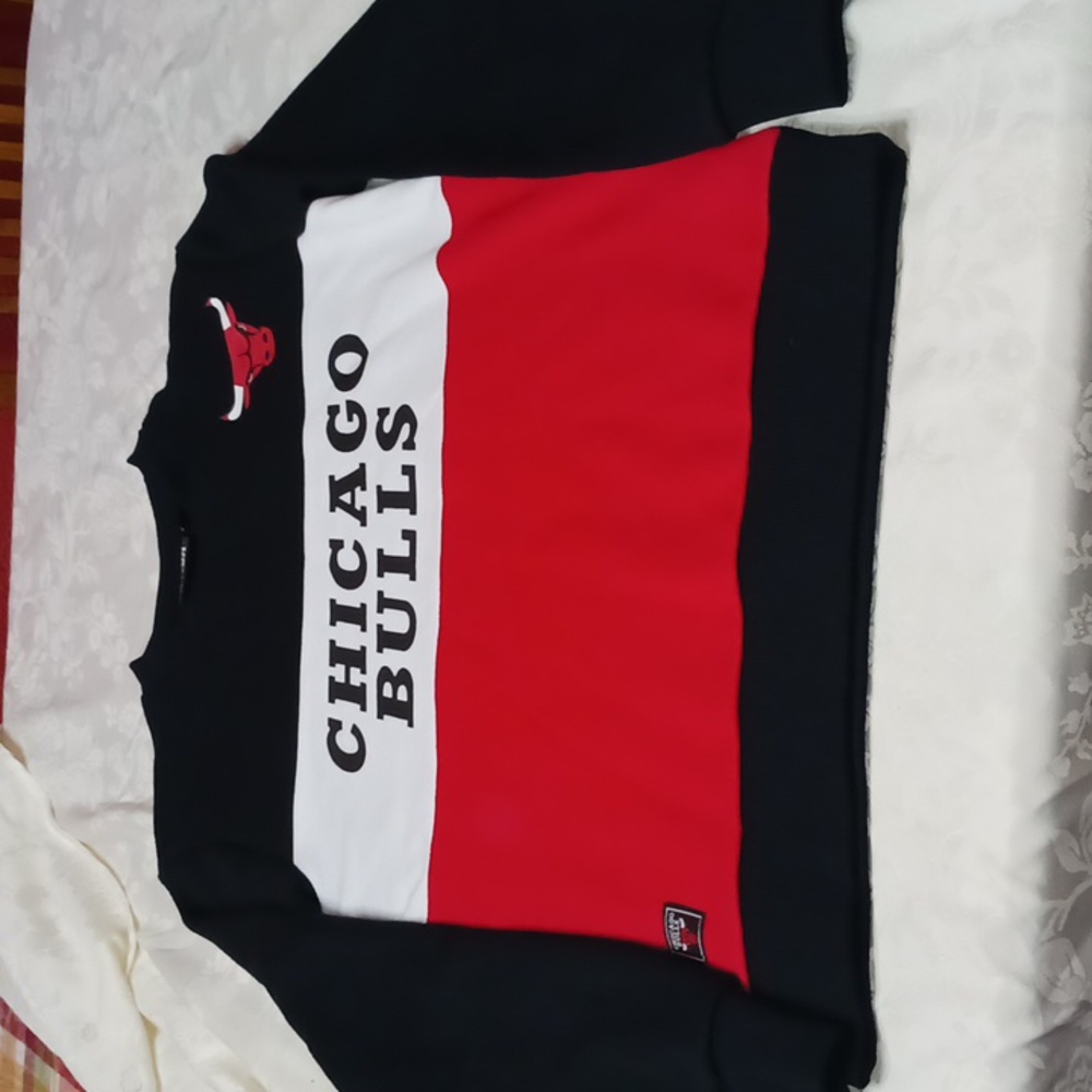 NBA Chicago Bulls Sweatshirt XS men's  Bull logo Black Red White long sleeve